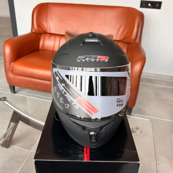 SIFIR KUTU ETİKLETLİ MAT SİYAH MOTORSİKLET KASKI